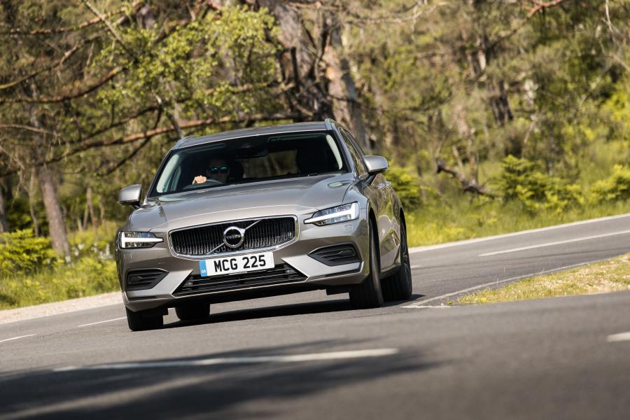  Volvo V60 D4 Momemtum 2018 года  (UK) (фото 38 из 40)